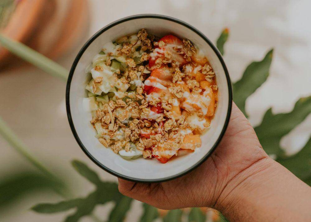 ilustrasi salad buah dan oat (pexels.com/Amar Preciado)