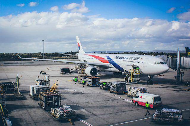 pesawat malaysia airlines (unsplash.com/@obtjk)