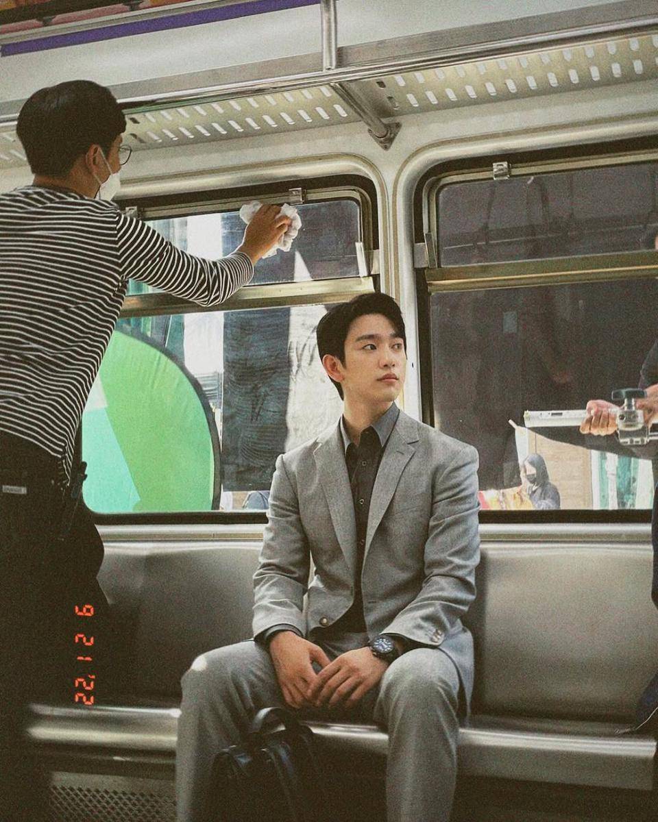 dibalik layar The Witch (instagram.com/jinyoung_0922jy)