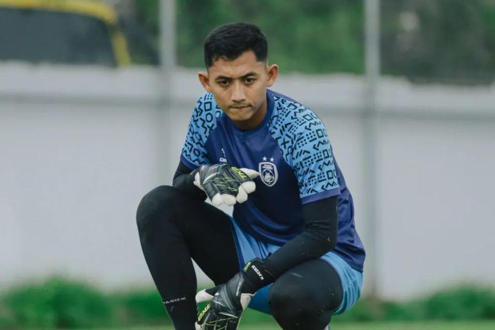 Kiper PSM Makassar, Reza Arya Pratama, dalam sesi latihan rutin di Stadion Kalegowa Pallangga pada Minggu 9 Maret 2025. (Instagram.com/psm_makassar)