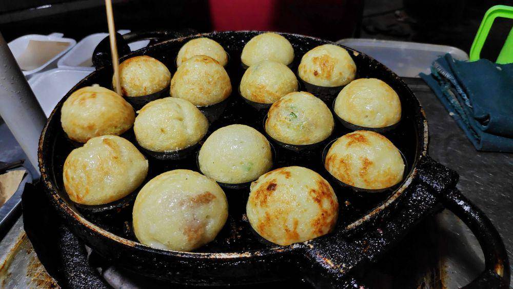 ilustrasi membalik takoyaki (vecteezy.com/onyengradar)