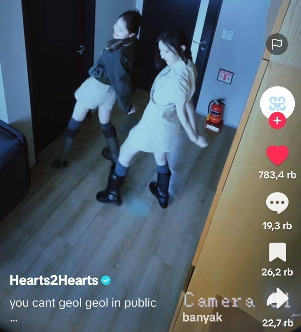 Kata geol geol keluar saat Carmen dan Jiwoo bikin konten (tiktok.com/hearts2hearts)
