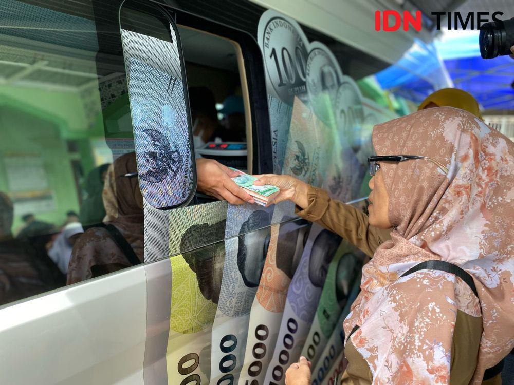 Jelang Lebaran, Warga Balikpapan Serbu Lokasi Penukaran Uang Recehan