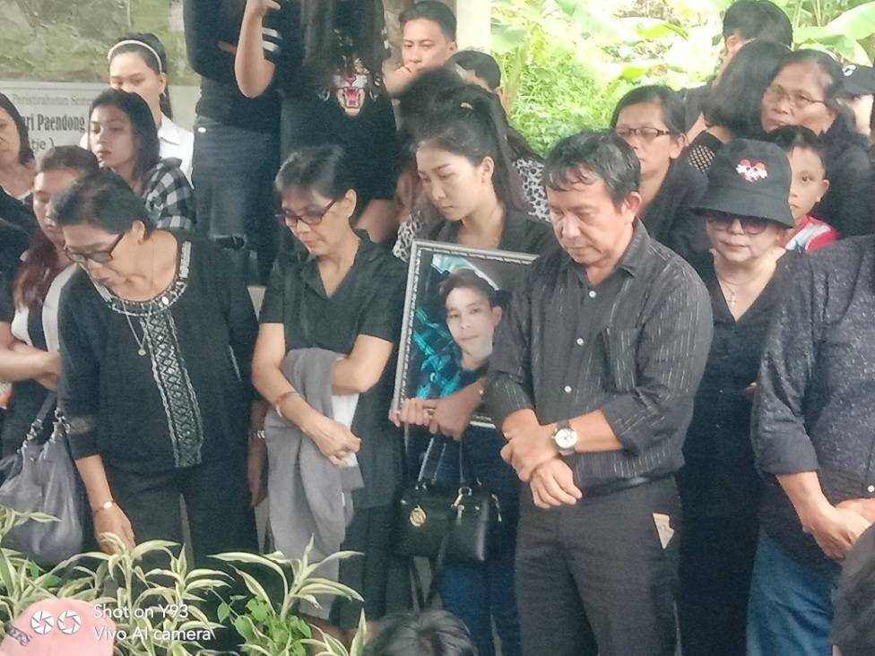 Keluarga Kenzha Ezra Walewangko saat pemakaman di Desa Kanonang, Kecamatan Kawangkoan Barat, Kabupaten Minahasa, Sulawesi Utara. Dok. Keluarga