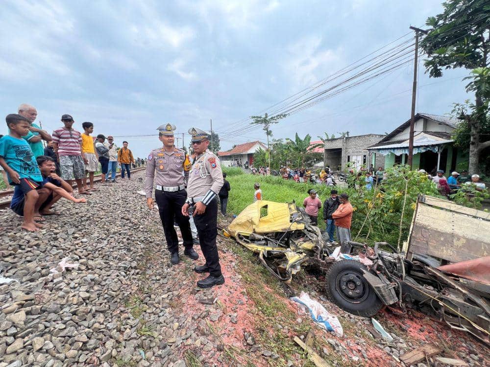 Kondisi truck yang tertemper kerata api di Kediri. IDN Times/ istimewa
