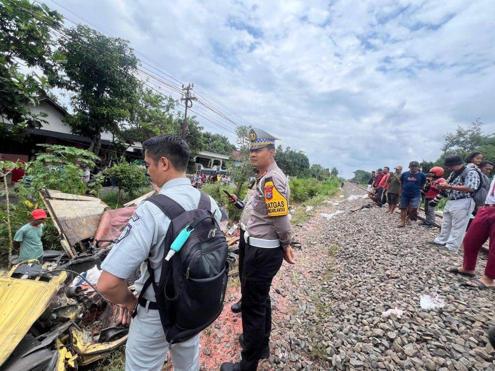 Kondisi truck yang tertemper kerata api di Kediri. IDN Times/ istimewa