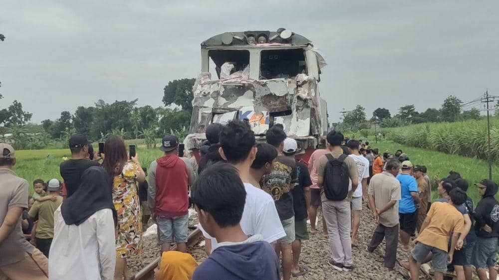 Truk Angkut Pupuk di Kediri Tertabrak Kereta Api Kartanegara