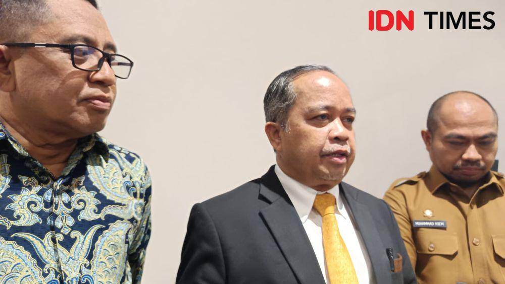 Ketua PHRI Sulsel Anggiat Sinaga (tengah). (IDN Times/Asrhawi Muin)