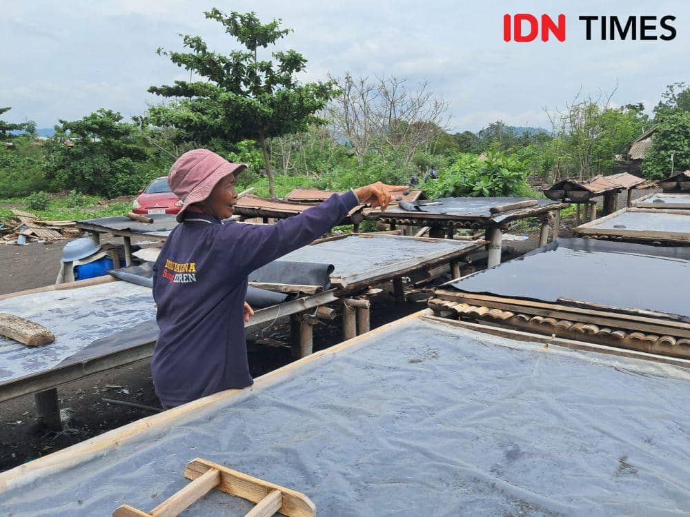 Ilustrasi petani garam di Klungkung. (IDN Times/Irma Yudistirani)