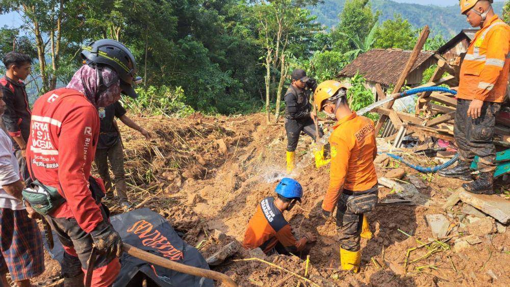 Proses evakuasi korban anak tertimbun longsor di Sukabumi (IDN Times/Istimewa)