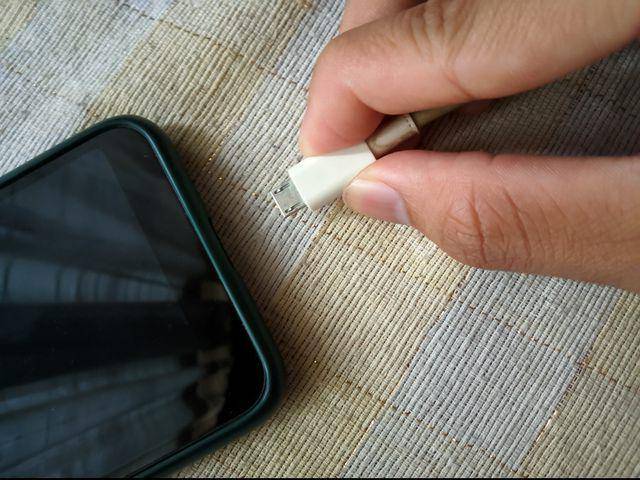 ilustrasi handphone dan charger (vecteezy.com/aldiyanshot27)