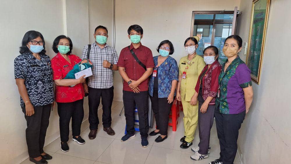 Penyerahan bayi laki-laki yang dibuang di  Tabanan ke Dinas Sosial (Dok.IDN Times/Istimewa)