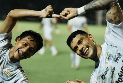 Selebrasi Beckham Putra Nugraha usai mencetak Goalll