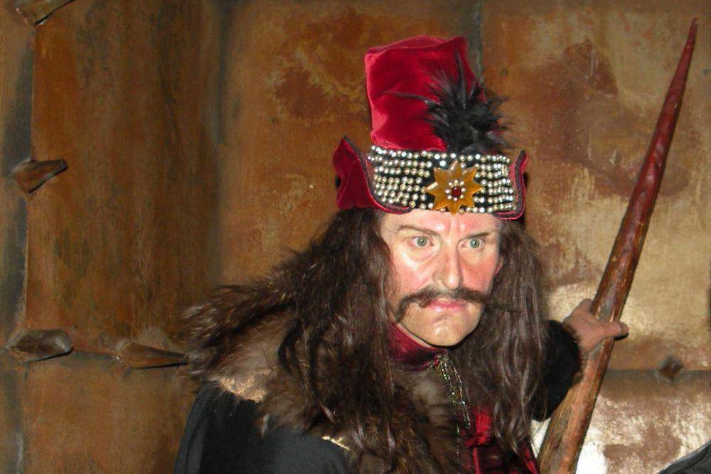 patung Vlad the Impaler di Madame Tussauds (commons.wikimedia.org/Chatsam)