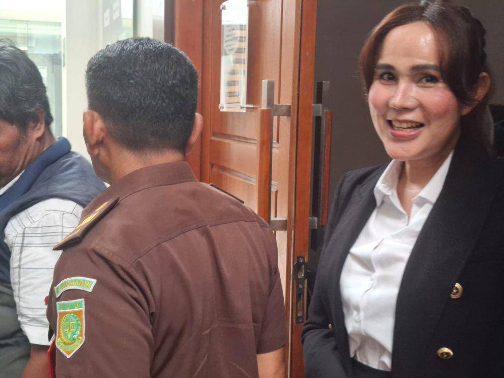 Isa Zega tampak bahagia saat mengikuti sidang di PN Kepanjen pada Selasa (11/3/2025). (IDN Times/Rizal Adhi Pratama)