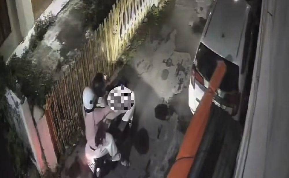 CCTV aksi teror penembak misterius yang sasar mobil terparkir di Malang. (IDN Times/Istimewa)