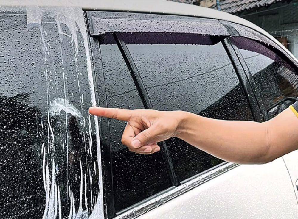 Teror penembak misterius yang sasar mobil terparkir di Malang. (IDN Times/Istimewa)