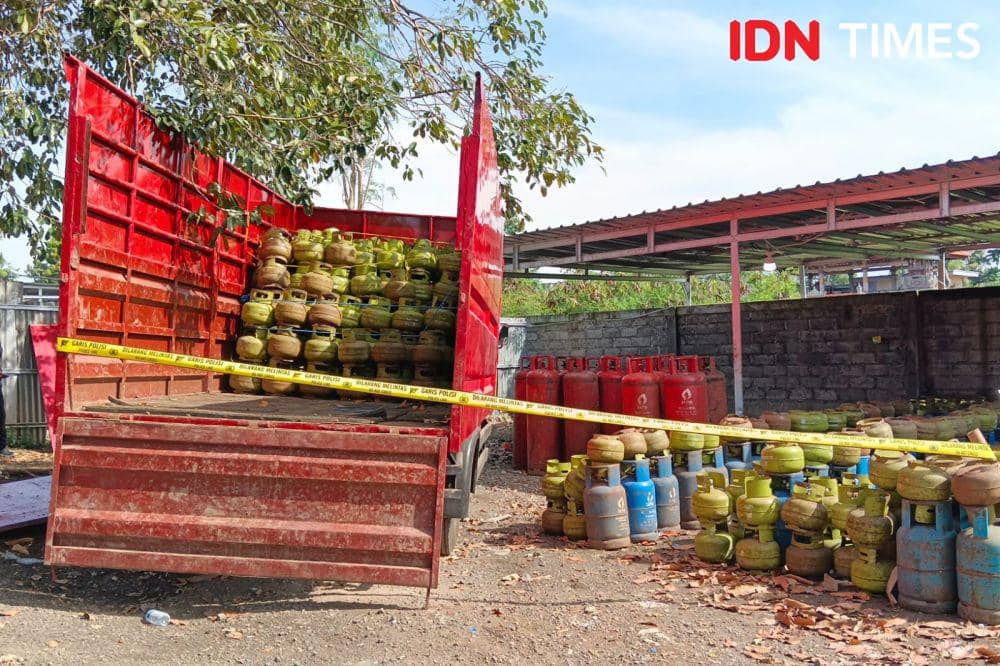 Bareskrim ungkap praktik pengoplosan LPG (IDN Times/Ayu Afria)