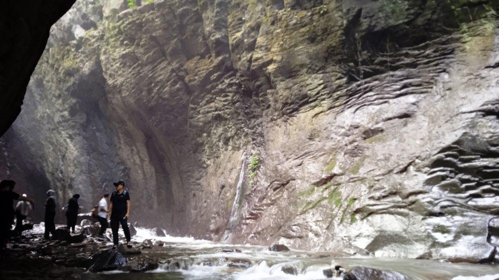 Tebing batu di Curug Ibun (dok.pribadi/Gusti Nur Iwari)