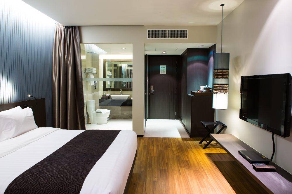ilustrasi interior kamar hotel (freepik.com/jannoon028)