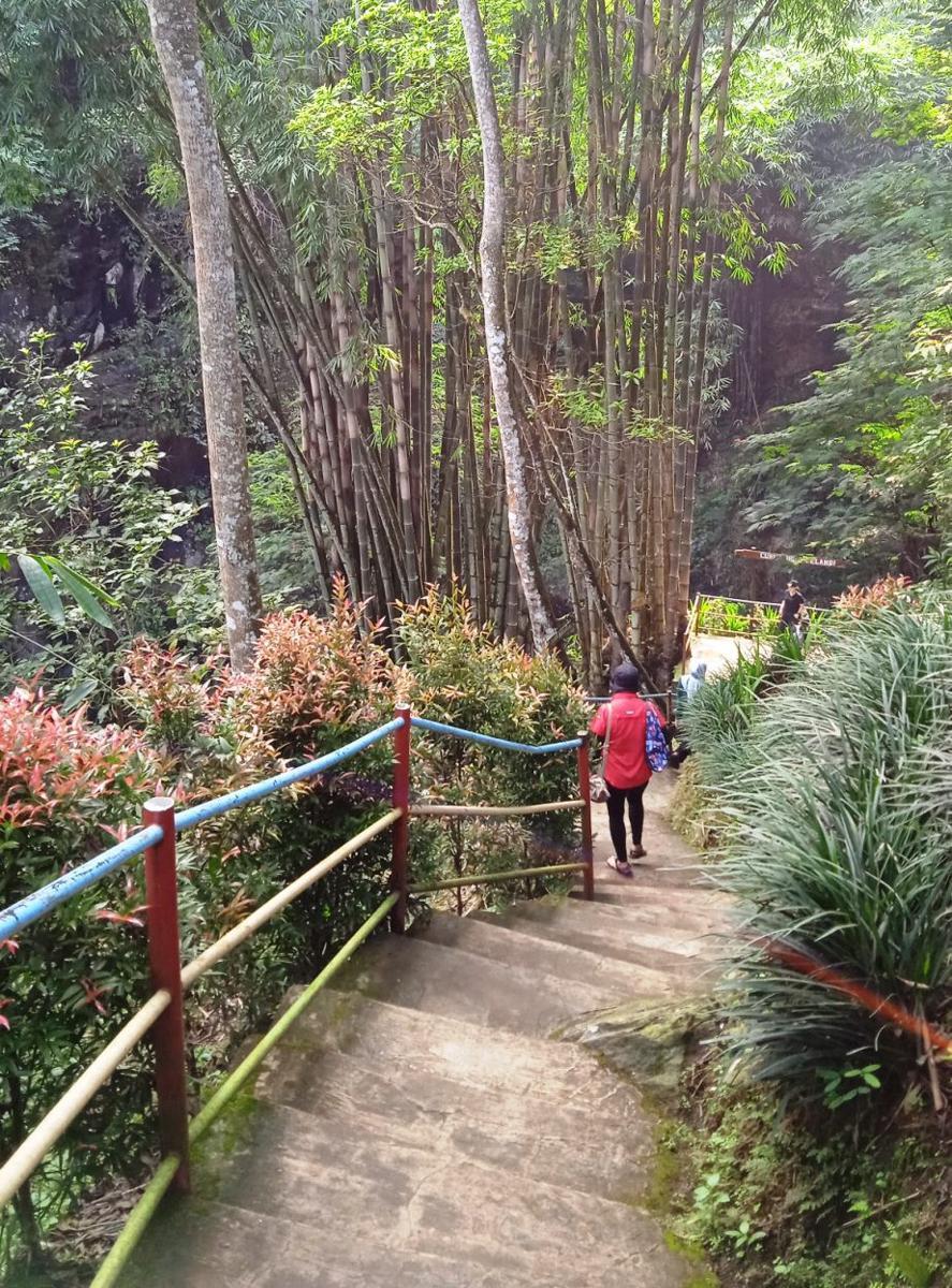 Tangga batu menuju ke Curug Ibun (dok.pribadi/Gusti Nur Iwari)