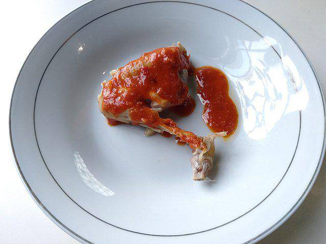 ilustrasi ayam pop dam sambal (commons.wikimedia.org/S Kartika)