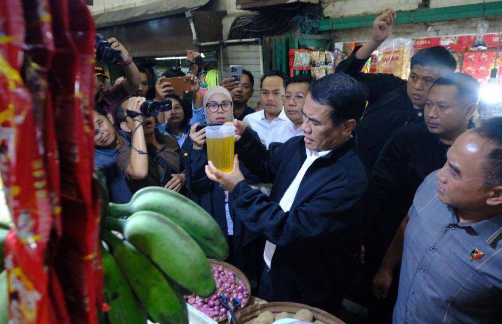 Menteri Pertanian, Andi Amran sidak Minyak Kita di Pasar Gedhe Solo. (Dok/Humas Pemkot Solo)