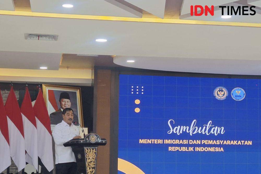 Menteri Imigrasi dan Pemasyarakatan, Agus Andrianto melakukan penandatanganan nota kesepahaman dan perjanjian kerja sama antara Kementerian Imigrasi dan Pemasyarakatan (Kemenimipas) dengan Badan Narkotika Nasional (BNN) (IDN Times/Lia Hutasoit)