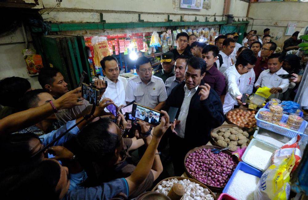 Menteri Pertanian, Andi Amran sidak Minyak Kita di Pasar Gedhe Solo. (Dok/Humas Pemkot Solo)