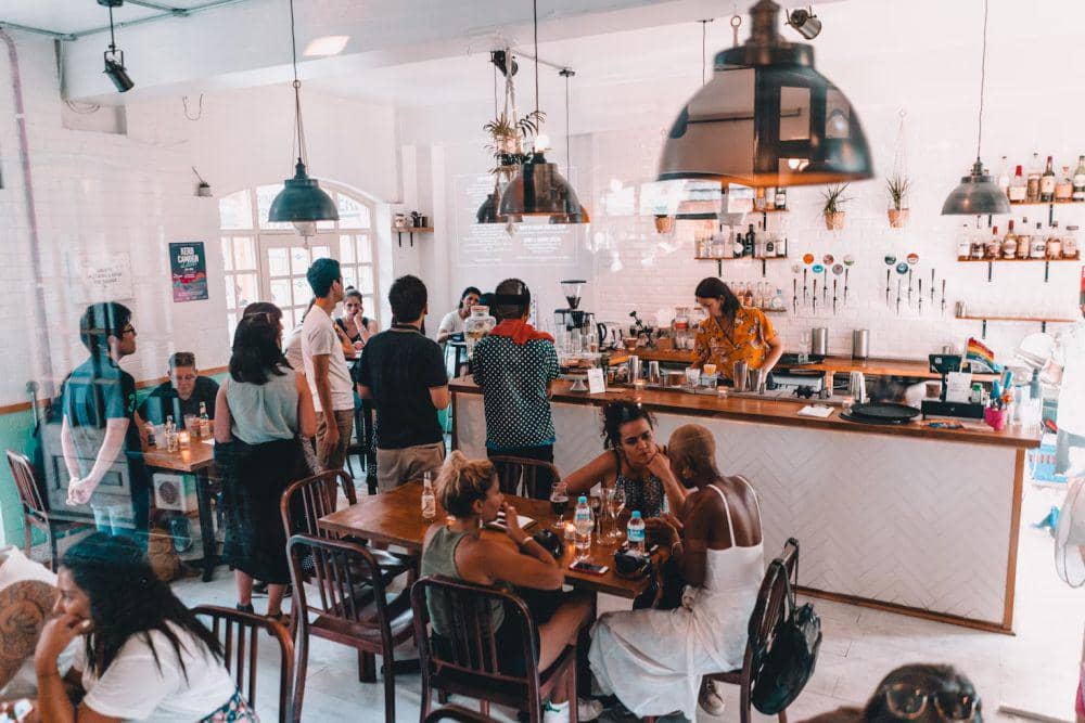ilustrasi restoran yang ramai 