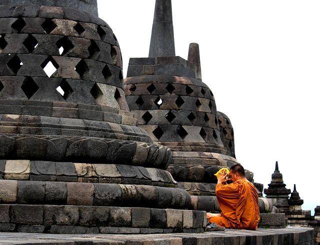 Potret biksu berdoa di Candi Borobudur (pixabay.com/astama81)