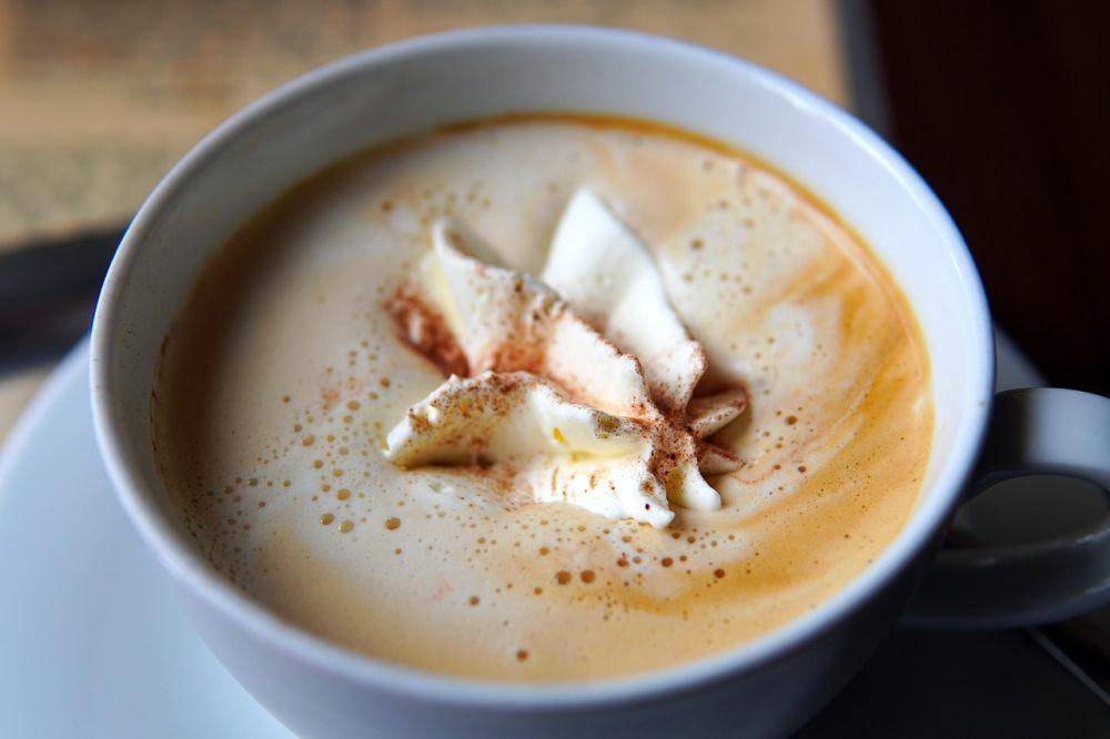 oat milk chai latte (pixabay.com/matthiasboeckel)