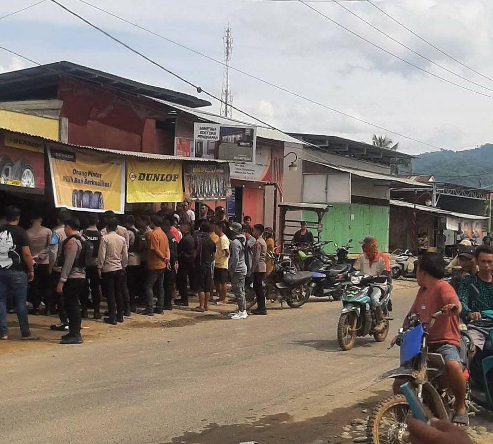 Polisi berjaga di Desa Basaan, Kecamatan Ratatotok, Mitra, Sulawesi Utara, Senin (10/3/2025). IDNTimes/Istimewa