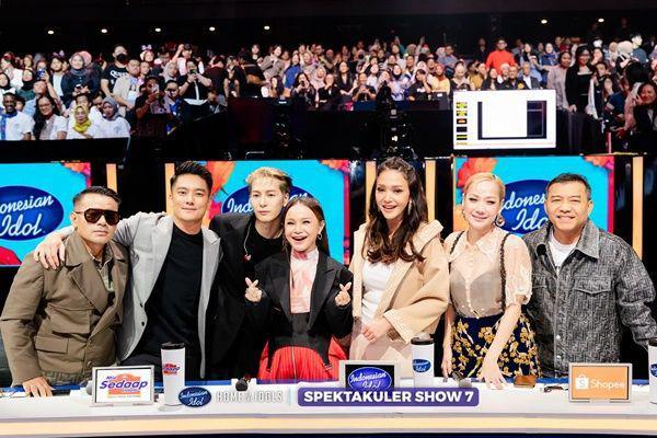 7 Potret Akrab Juri Indonesian Idol dengan Jackson Wang, Joget Dangdut
