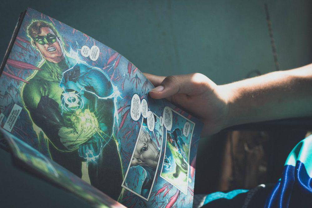 ilustrasi baca komik (pexels.com/Dayvison Tadeu)