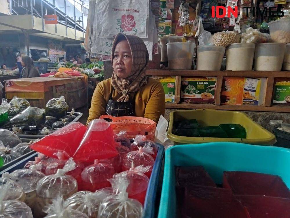 Aktivitas pedagang bahan takjil di pasar sayur Magetan. IDN Times/ Riyanto.