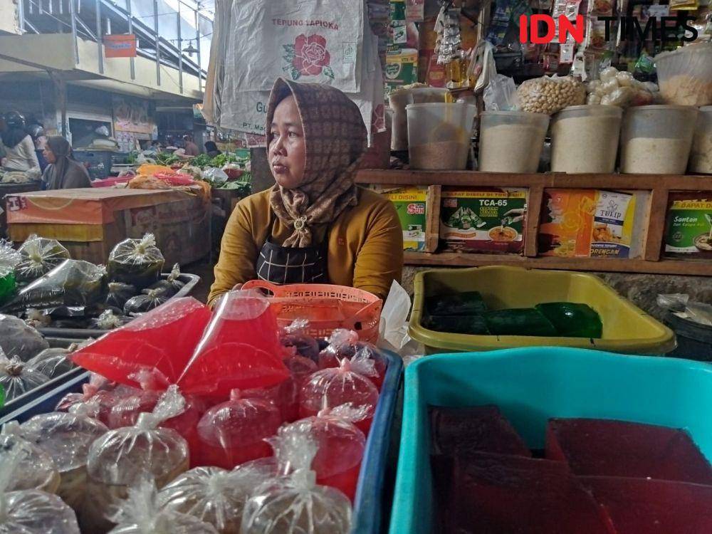 Aktivitas pedagang bahan takjil di pasar sayur Magetan. IDN Times/ Riyanto.