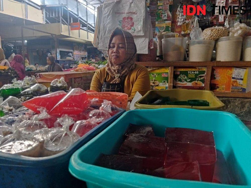 Aktivitas pedagang bahan takjil di pasar sayur Magetan. IDN Times/ Riyanto.