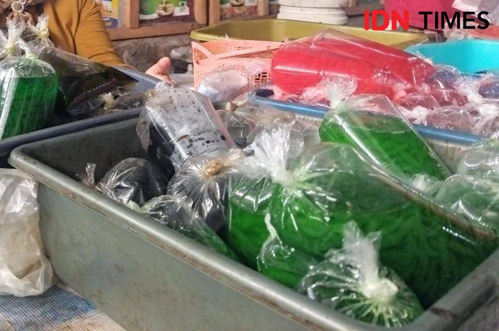 Aktivitas pedagang bahan takjil di pasar sayur Magetan. IDN Times/ Riyanto.