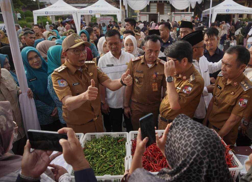 Gubernur Lampung Mirza meninjau pasar murah di Taman Olah Seni Kotabumi, Lampung Utara. (Dok. Pemprov Lampung).