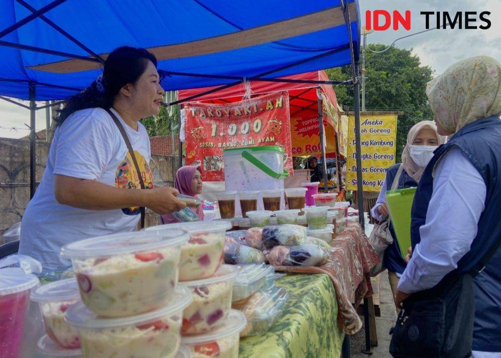 BPOM Bandar Lampung saat memeriksa takjil di Jl. Dr. Susilo Bandar Lampung