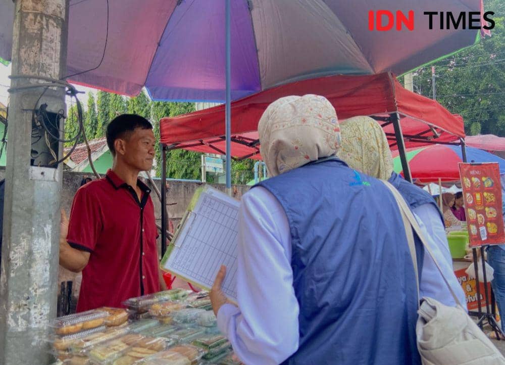 BPOM Bandar Lampung saat melakukan inspeksi ke tempat penjualan takjil. (IDN Times/Muhaimin)