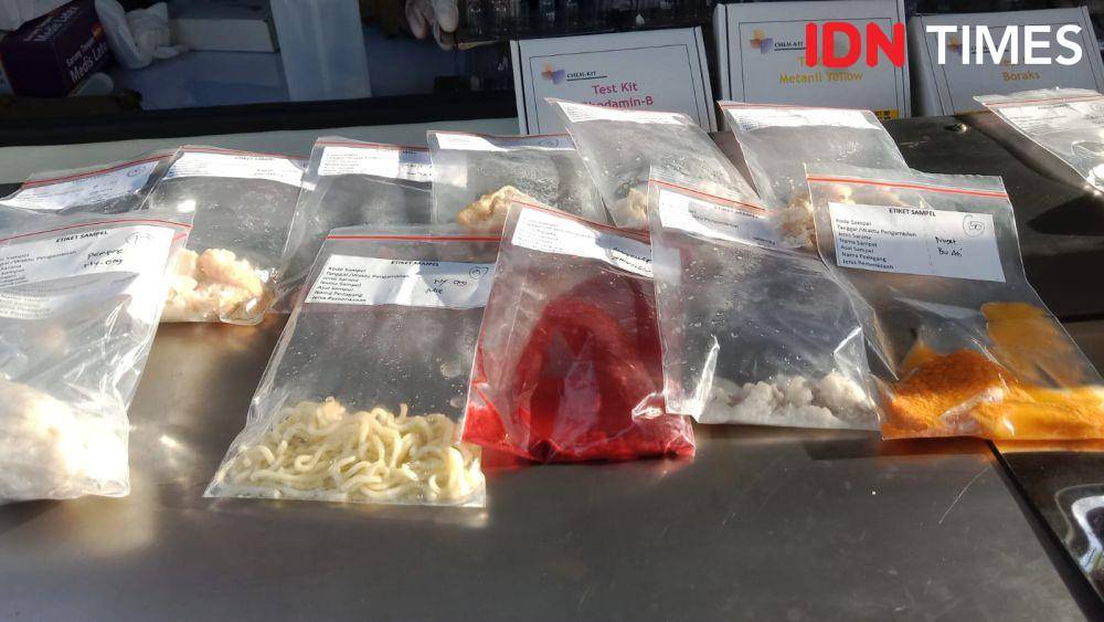BPOM menunjukkan sampel takjil yang diuji laboratorium. (IDN Times/Fariz Fardianto)