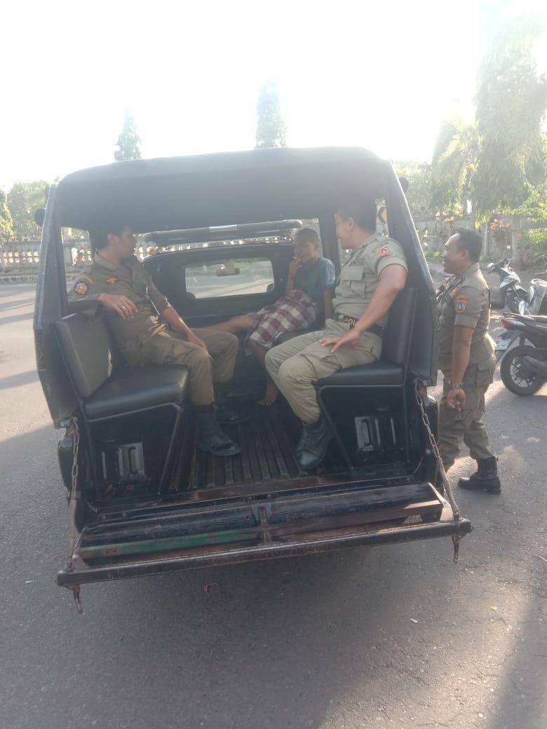 RH diamankan petugas Satpol PP Karangasem, Senin (10/3/2025) sore. (Dok.Satpol PP Karangasem)