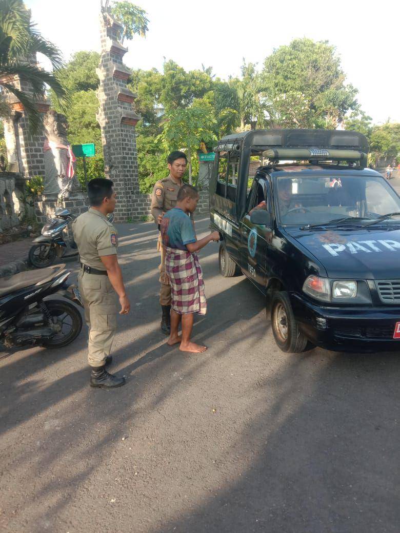 RH diamankan petugas Satpol PP Karangasem, Senin (10/3/2025) sore. (Dok.Satpol PP Karangasem)