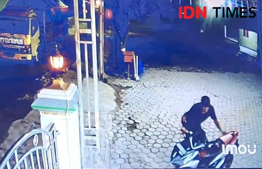 Rekaman CCTV detik-detik pelaku gasak motor pemudik di Masjid Al-Hikmah, Desa Karangbanyu, Kecamatan Widodaren, Ngawi. IDN Times/ Riyanto.