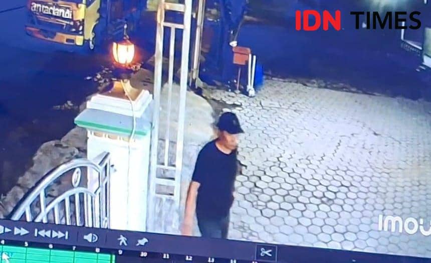 Rekaman CCTV detik-detik pelaku gasak motor pemudik di Masjid Al-Hikmah, Desa Karangbanyu, Kecamatan Widodaren, Ngawi. IDN Times/ Riyanto.