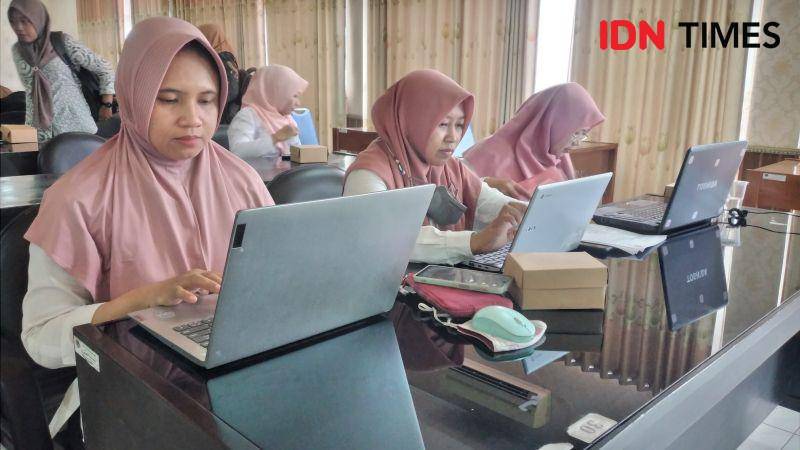Sejumlah staf  tengah melakukan pemberkasan dokumen P3K Kabupaten Madiun di kantor BKPSDM. IDN Times/ Riyanto.