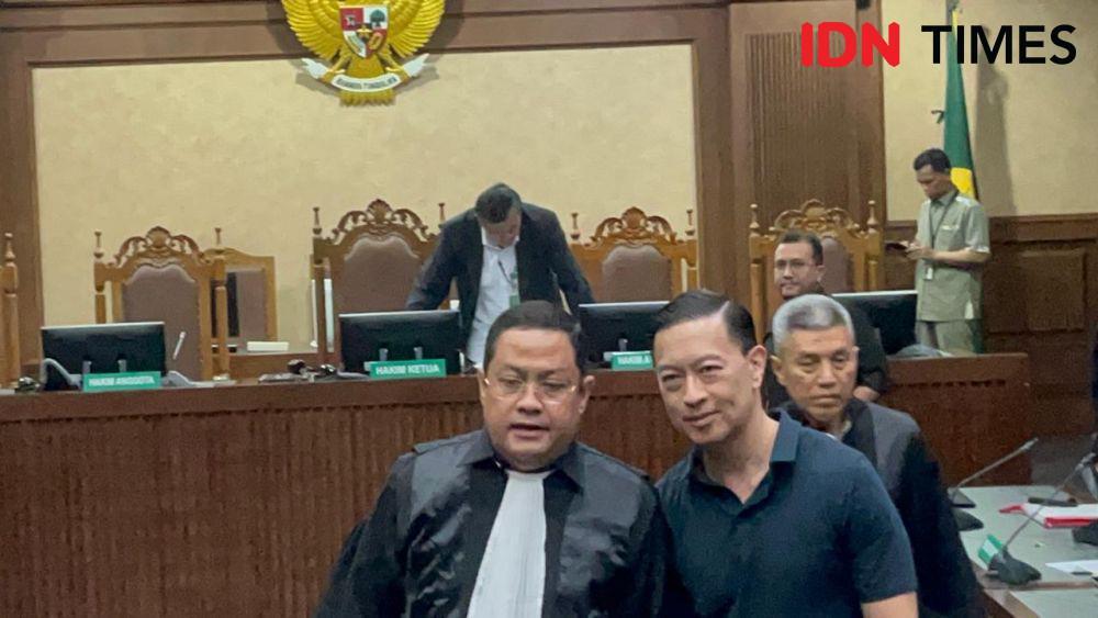 Tom Lembong dan Kuasa Hukumnya (IDN Times/Aryodamar)