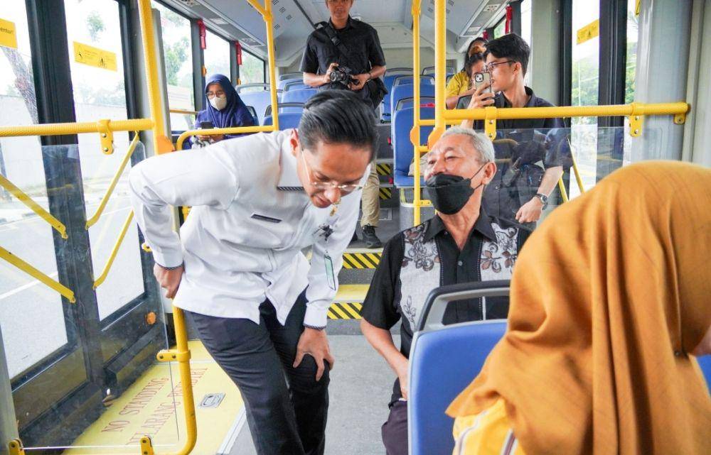 Wali Kota Medan Rico Waas saat menaiki bus listrik (Dok. Diskominfo Medan)